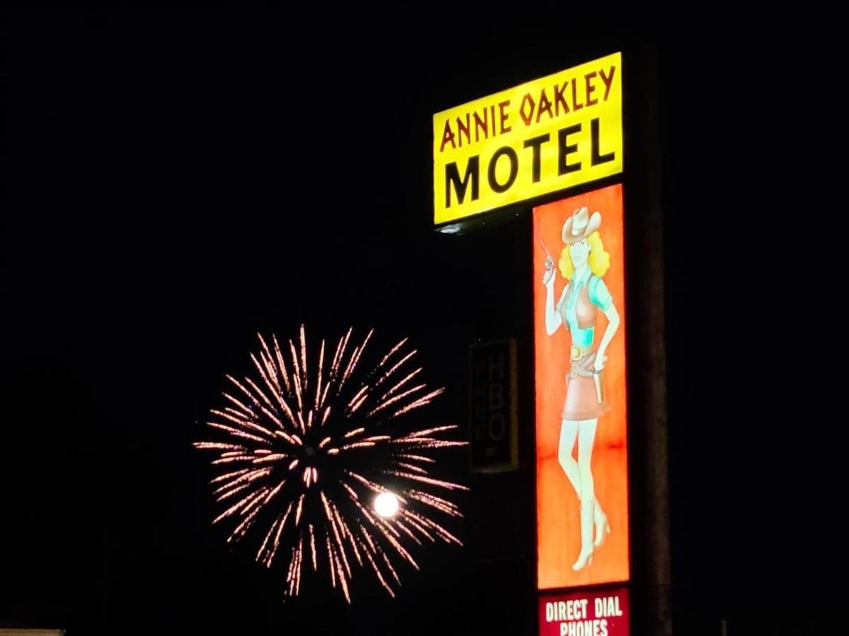 Annie Oakley Motel Oakley Buitenkant foto